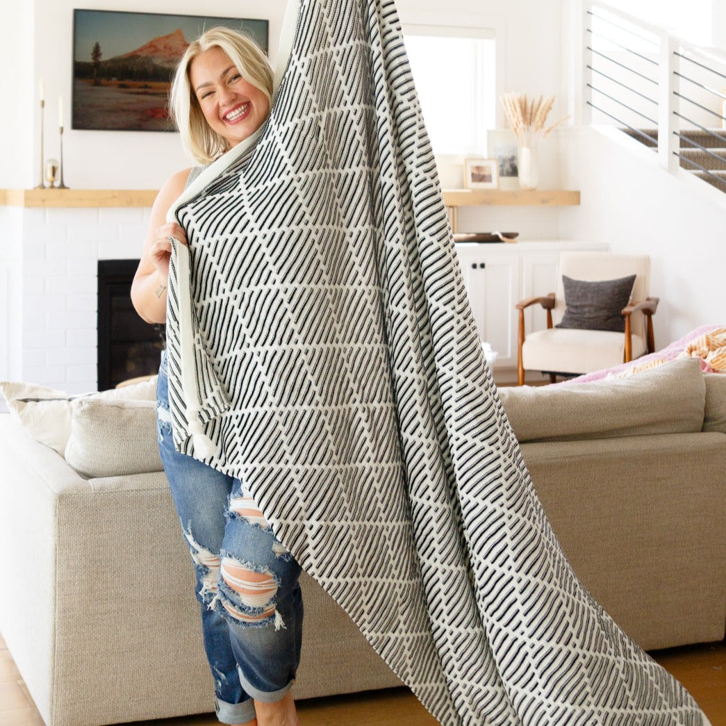 Everett Blanket Single Cuddle Size in Black & White